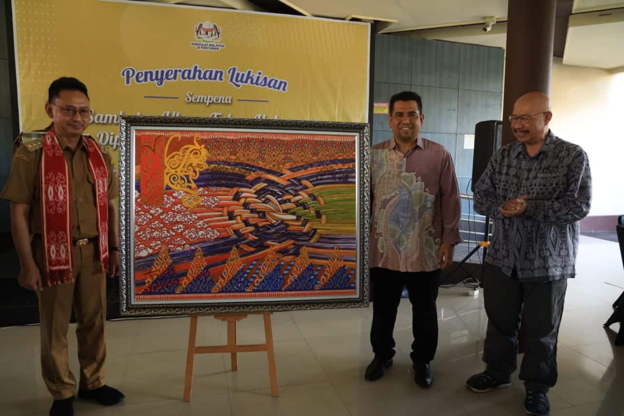 Konsul Malaysia di Pontianak, Azizul Zekri bin Abd Rahim menyerahkan sebuah lukisan yang melambangkan persaudaraan kepada Pemerintah Kota Pontianak. (Foto: Prokopim/Kominfo For KalbarOnline.com)