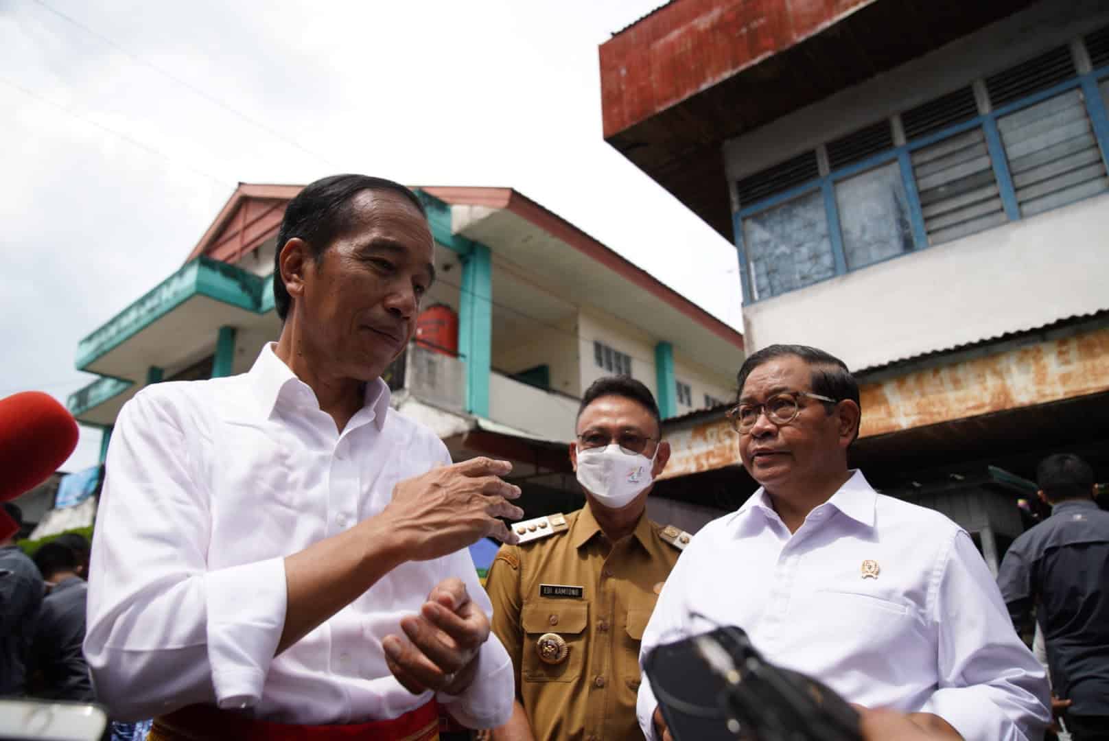 Wali Kota Pontianak, Edi Rusdi Kamtono (tengah) menyambut kedatangan Presiden RI Jokowi di Rumah Radakng. (Foto: Prokopim For KalbarOnline.com)