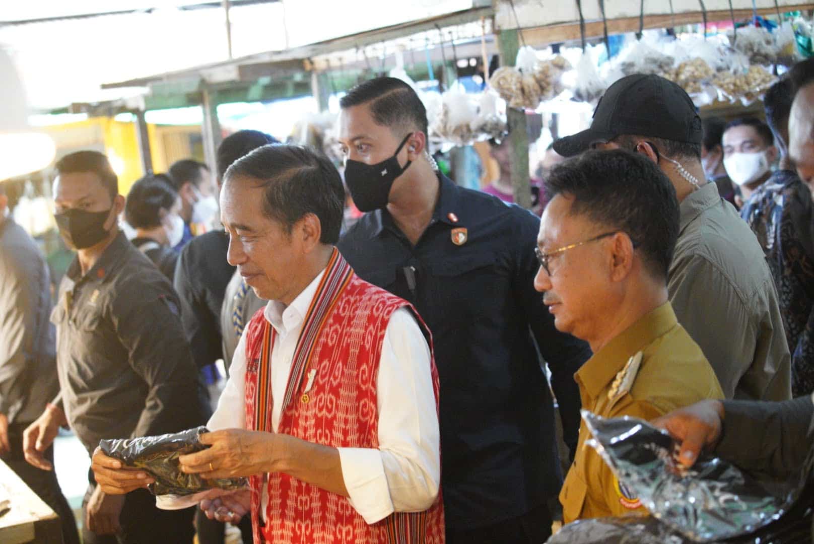 Presiden Jokowi didampingi Wali Kota Pontianak berdialog dengan para pedagang di Pasar Kemuning saat kunjungan kerjanya di Pontianak. (Foto: Prokopim For KalbarOnline.com)