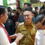 Presiden Jokowi berbincang dengan Wali Kota Pontianak, Edi Rusdi Kamtono saat meninjau Pasar Kemuning dalam kunjungan kerjanya ke Pontianak. (Foto: Prokopim For KalbarOnline.com)