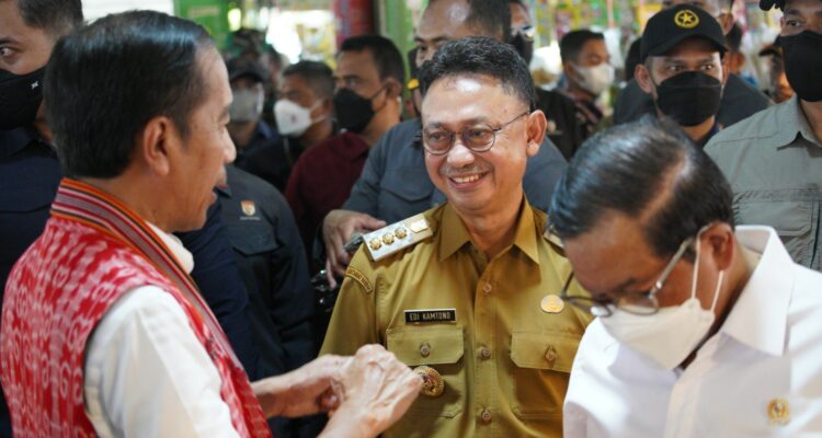 Presiden Jokowi berbincang dengan Wali Kota Pontianak, Edi Rusdi Kamtono saat meninjau Pasar Kemuning dalam kunjungan kerjanya ke Pontianak. (Foto: Prokopim For KalbarOnline.com)