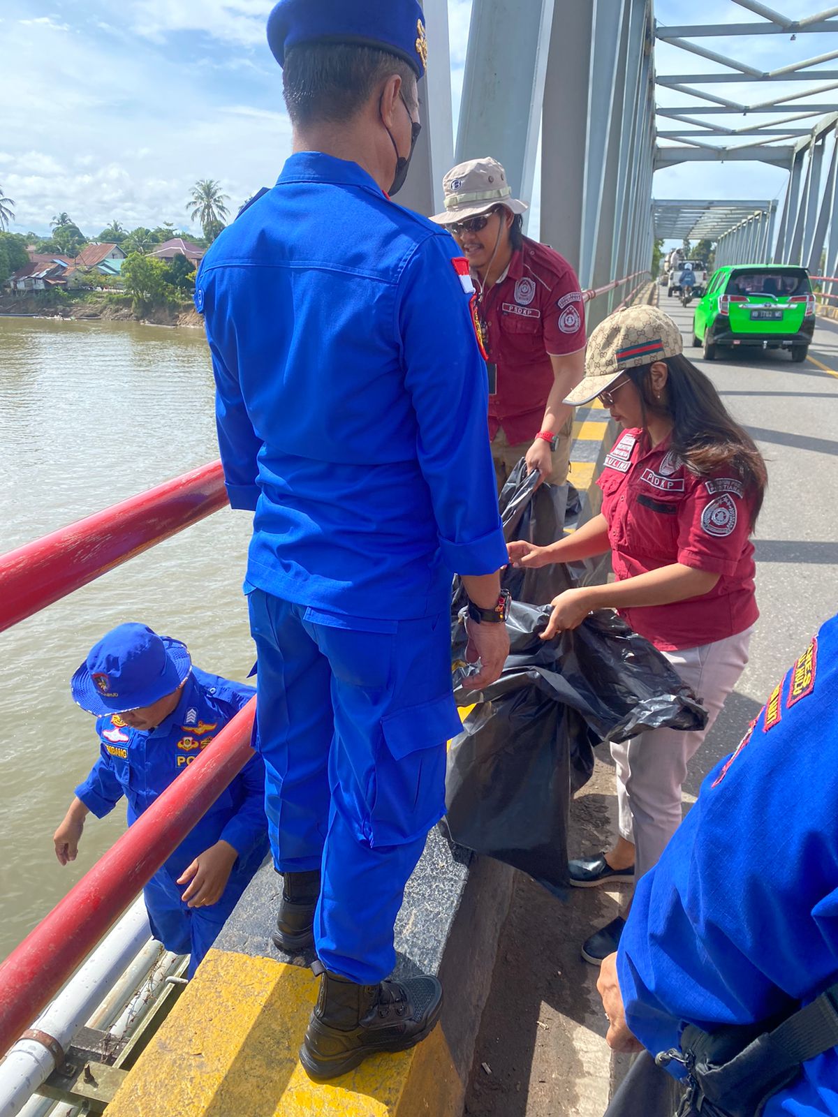 Satpol Airud Polres Kapuas Hulu jajaran Polda Kalbar menggelar aksi sosial berupa membersihkan sampah di jembatan Sungai Kapuas, Selasa (29/11/2022). (Foto: Ishaq)