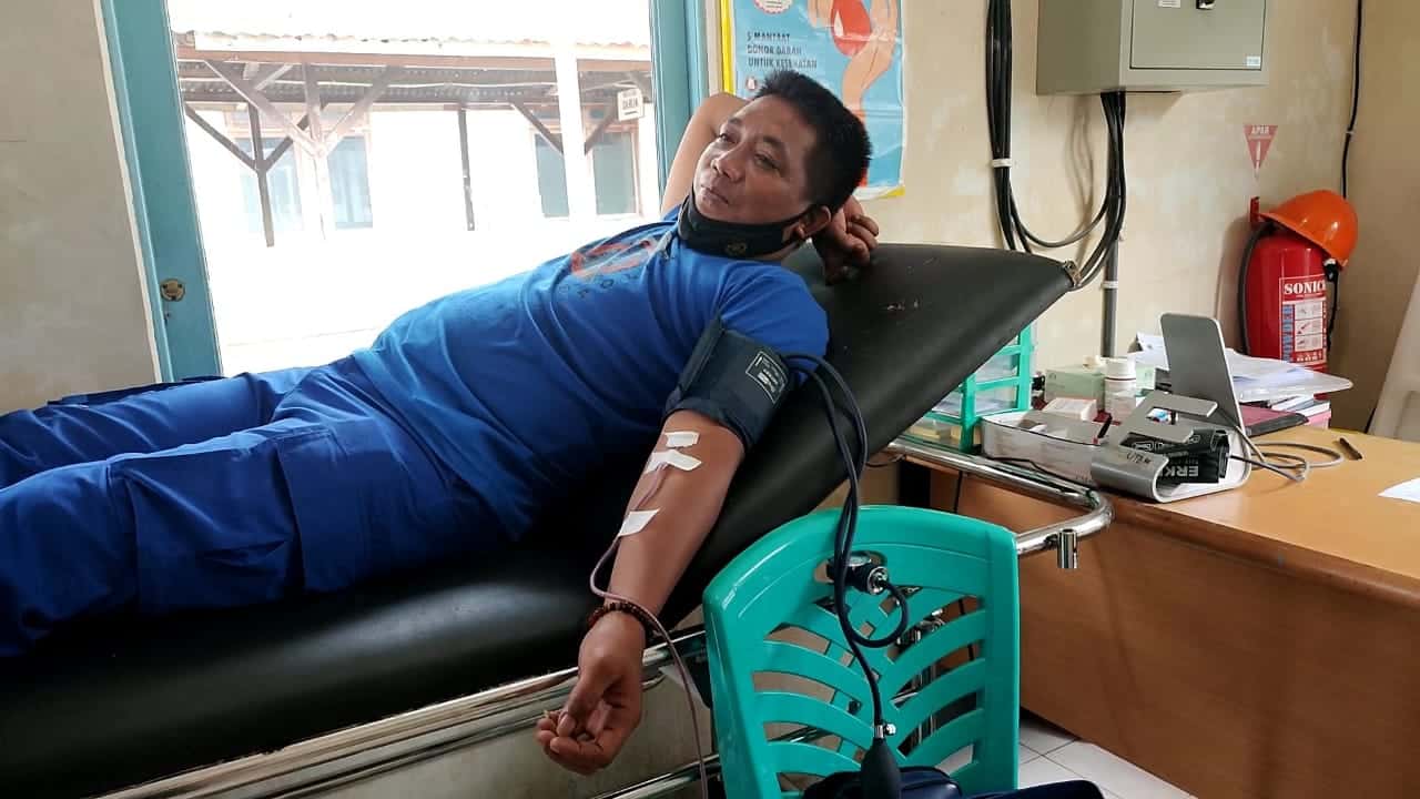 Satpol Airud Polres Kapuas Hulu jajaran Polda Kalbar menggelar aksi sosial berupa donor darah dalam rangka HUT ke-72, Selasa (29/11/2022). (Foto: Ishaq)