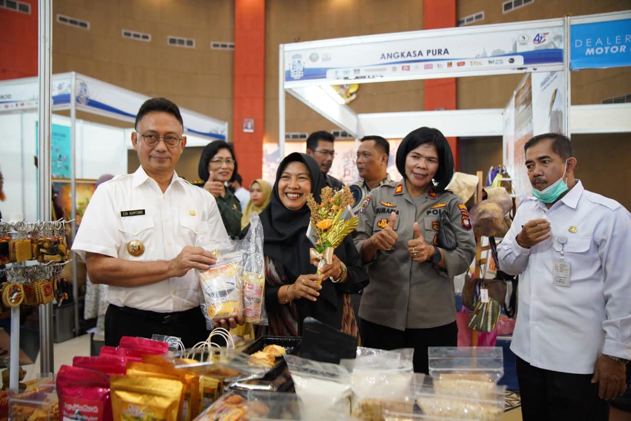Wali Kota Pontianak, Edi Rusdi Kamtono melihat produk-produk UMKM pada Expo IWAPI 2022 di PCC. (Foto: Prokopim For KalbarOnline.com)