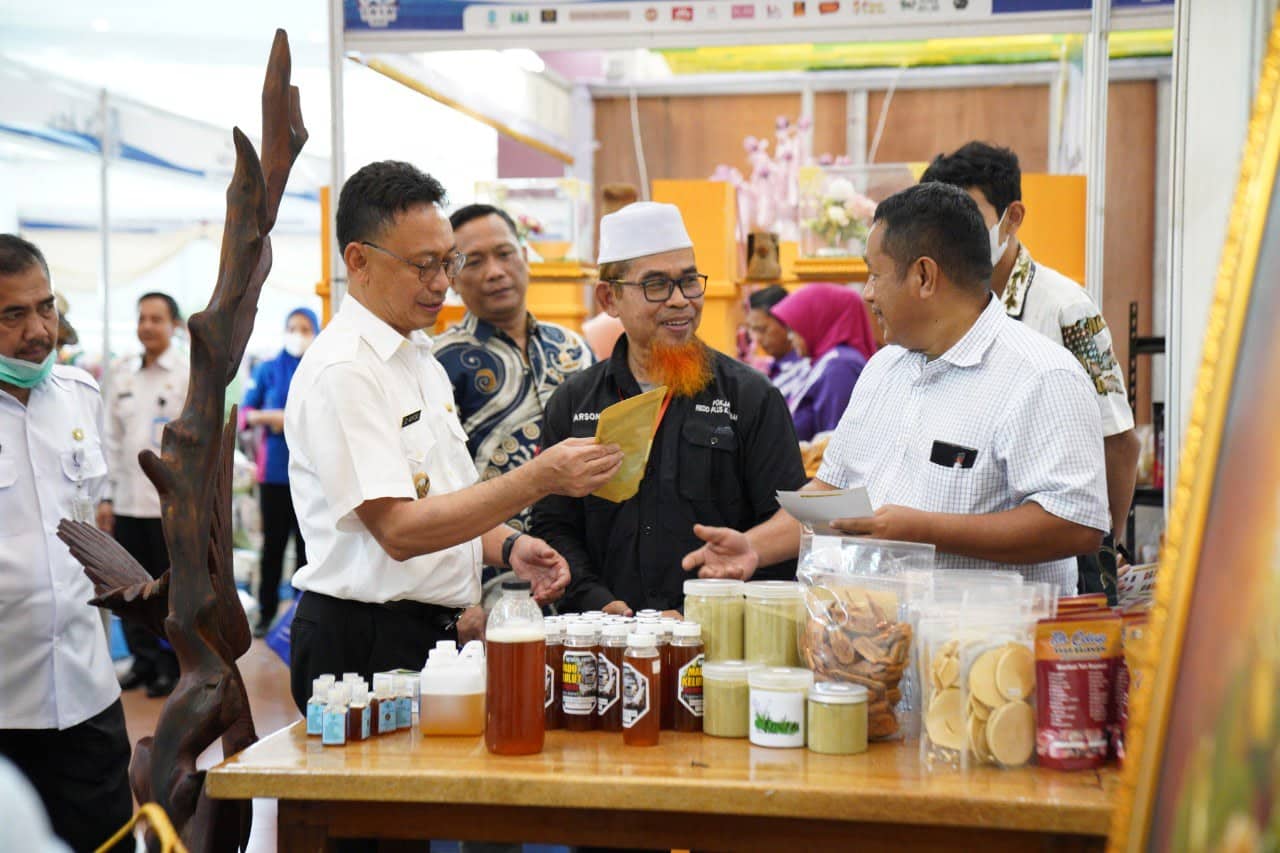 Wali Kota Pontianak, Edi Rusdi Kamtono melihat produk-produk UMKM pada Expo IWAPI 2022 di PCC. (Foto: Prokopim For KalbarOnline.com)