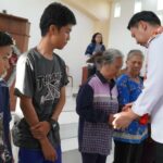 Bupati Kapuas Hulu, Fransiskus Diaan menyerahkan pembagian santunan untuk anak yatim/piatu dan kurang mampu Kristen di Gereja Bukit Sion Badau, Rabu (30/11/2022). (Foto: Ishaq)