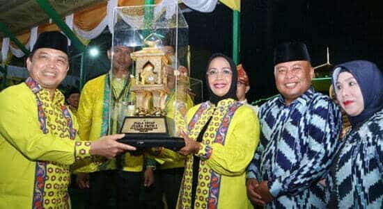 Wakil Gubernur Kalbar Ria Norsan menyerahkan piala juara umum kepada Bupati Mempawah Erlina Ria Norsan