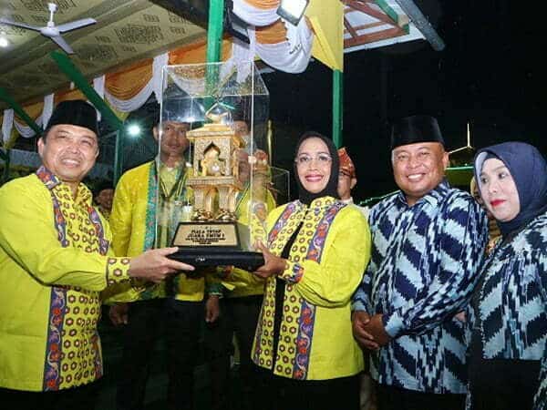 Wakil Gubernur Kalbar Ria Norsan menyerahkan piala juara umum kepada Bupati Mempawah Erlina Ria Norsan
