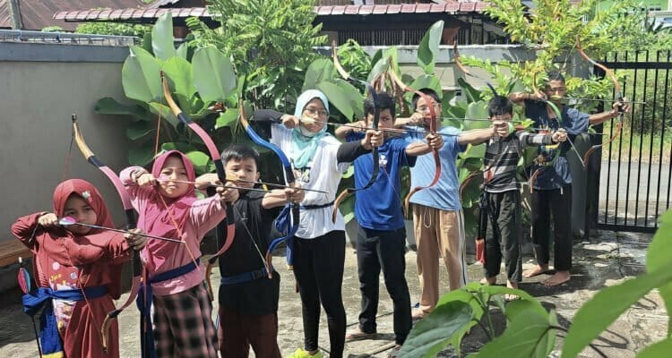 Sejumlah pelajar melakukan latihan memanah jelang Pontianak Kids Archery Competition 2022. (Foto: Jauhari)