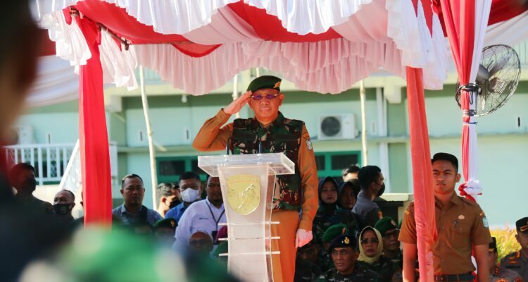 Gubernur Kalbar, Sutarmidji saat memimpin jalannya upacara peringatan Hari Infanteri TNI AD ke-74, Kodam XII/TPR, di Alun-Alun Kapuas Pontianak, Senin (19/12/2022). (Foto: Biro Adpim For KalbarOnline.com)