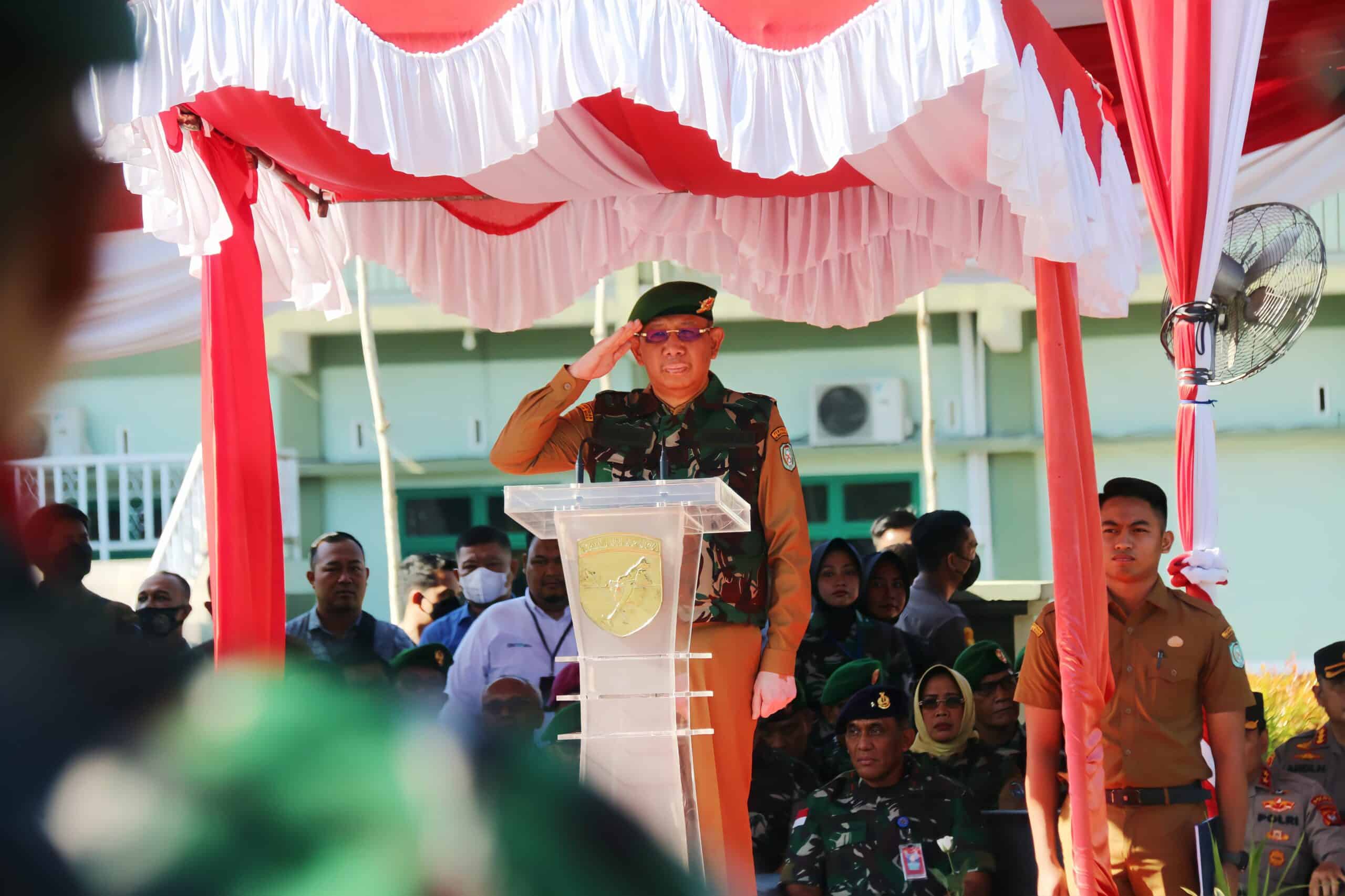 Gubernur Kalbar, Sutarmidji saat memimpin jalannya upacara peringatan Hari Infanteri TNI AD ke-74, Kodam XII/TPR, di Alun-Alun Kapuas Pontianak, Senin (19/12/2022). (Foto: Biro Adpim For KalbarOnline.com)