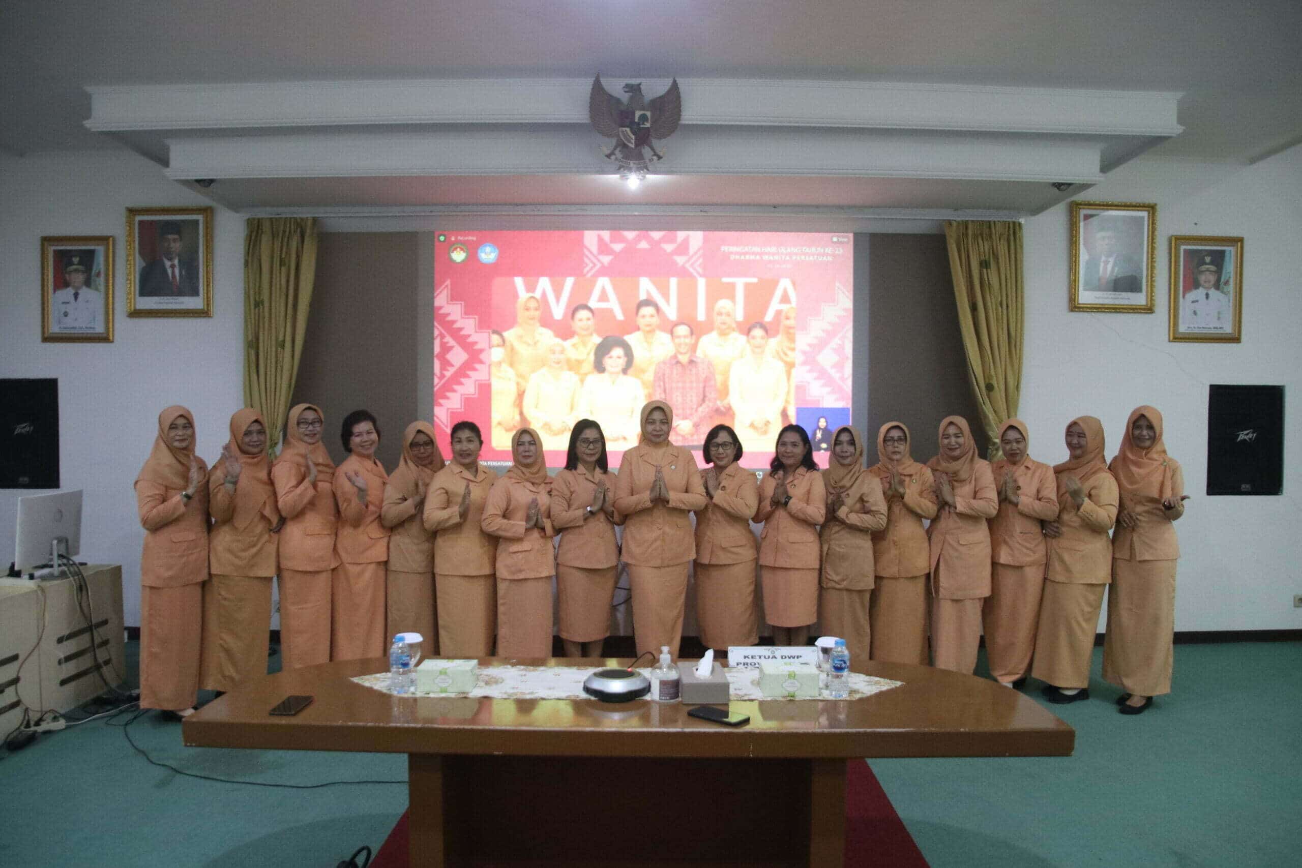 Ketua Dharma Wanita Persatuan (DWP) Provinsi Kalimantan Barat, Windy Prihastari berfoto bersama jajaran pengurus. (Foto: Biro Adpim Pemprov Kalbar For KalbarOnline.com)