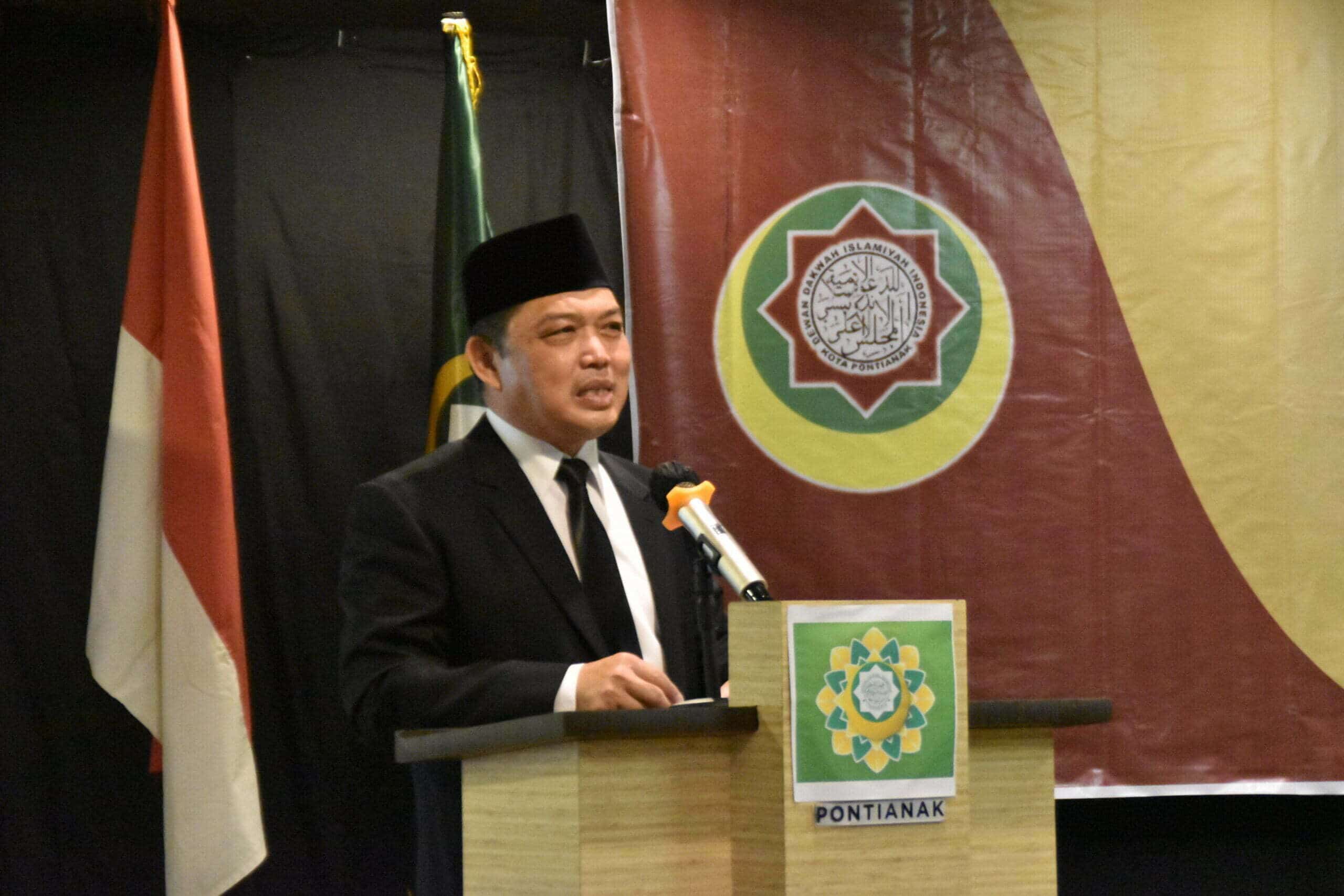 Wakil Gubernur Kalimantan Barat, Ria Norsan memberikan kata sambutan dalam acara pelantikan Pengurus DDII Kalbar masa bakti 2022 - 2027, di ruang Khatulistiwa, Hotel Maestro Pontianak, Minggu (18/12/2022). (Foto: Biro Adpim For KalbarOnline.com)