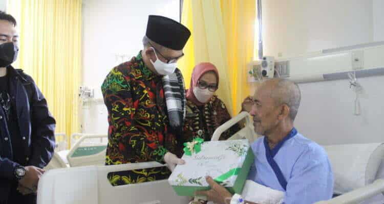 Gubernur Kalimantan Barat, Sutarmidji didampingi istri mengunjungi pasien pasca operasi bedah jantung terbuka di RSUD Soedarso Pontianak, Jumat (02/12/2022). (Foto: Biro Adpim Pemprov Kalbar For KalbarOnline.com)