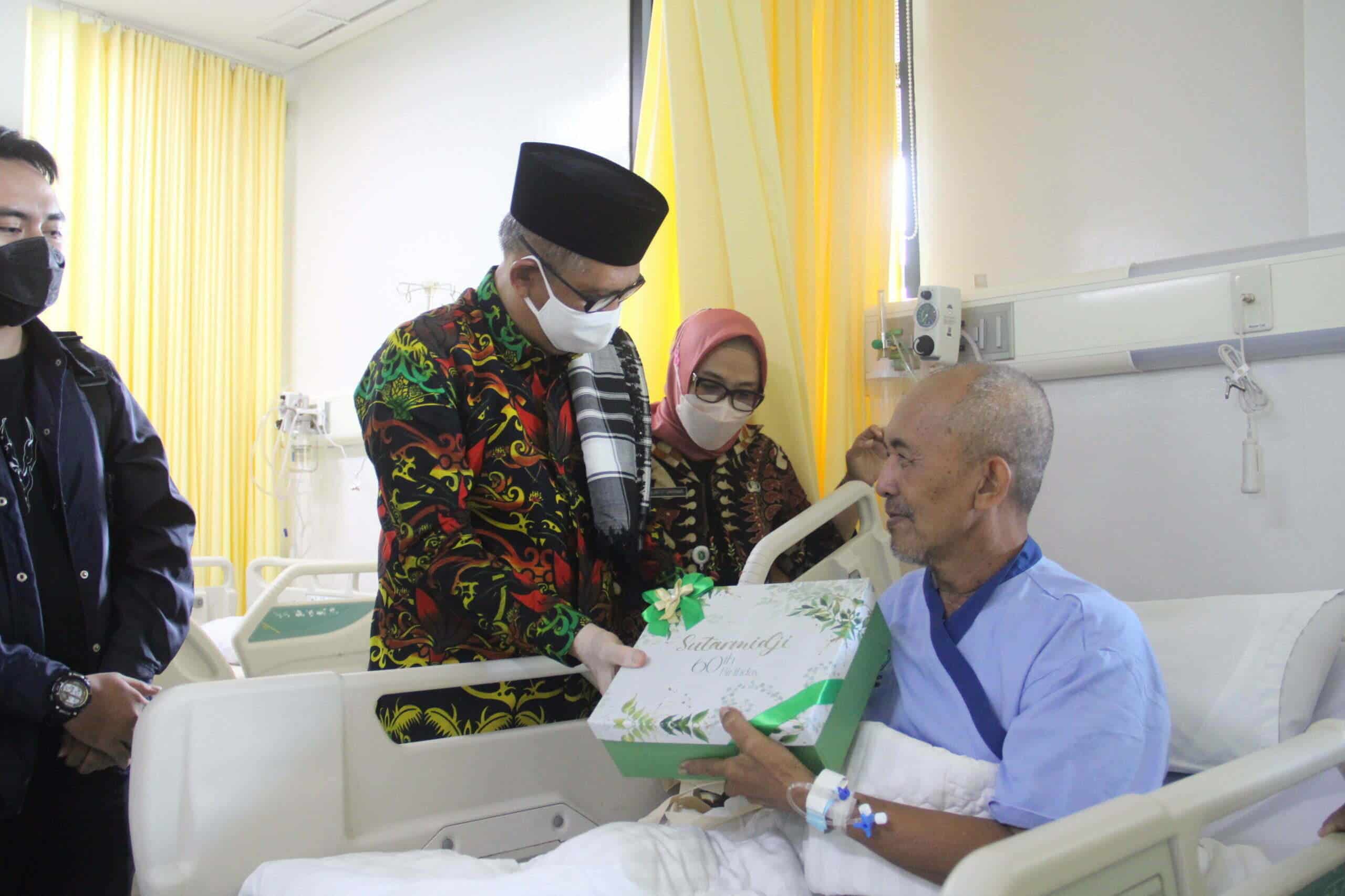 Gubernur Kalimantan Barat, Sutarmidji didampingi istri mengunjungi pasien pasca operasi bedah jantung terbuka di RSUD Soedarso Pontianak, Jumat (02/12/2022). (Foto: Biro Adpim Pemprov Kalbar For KalbarOnline.com)