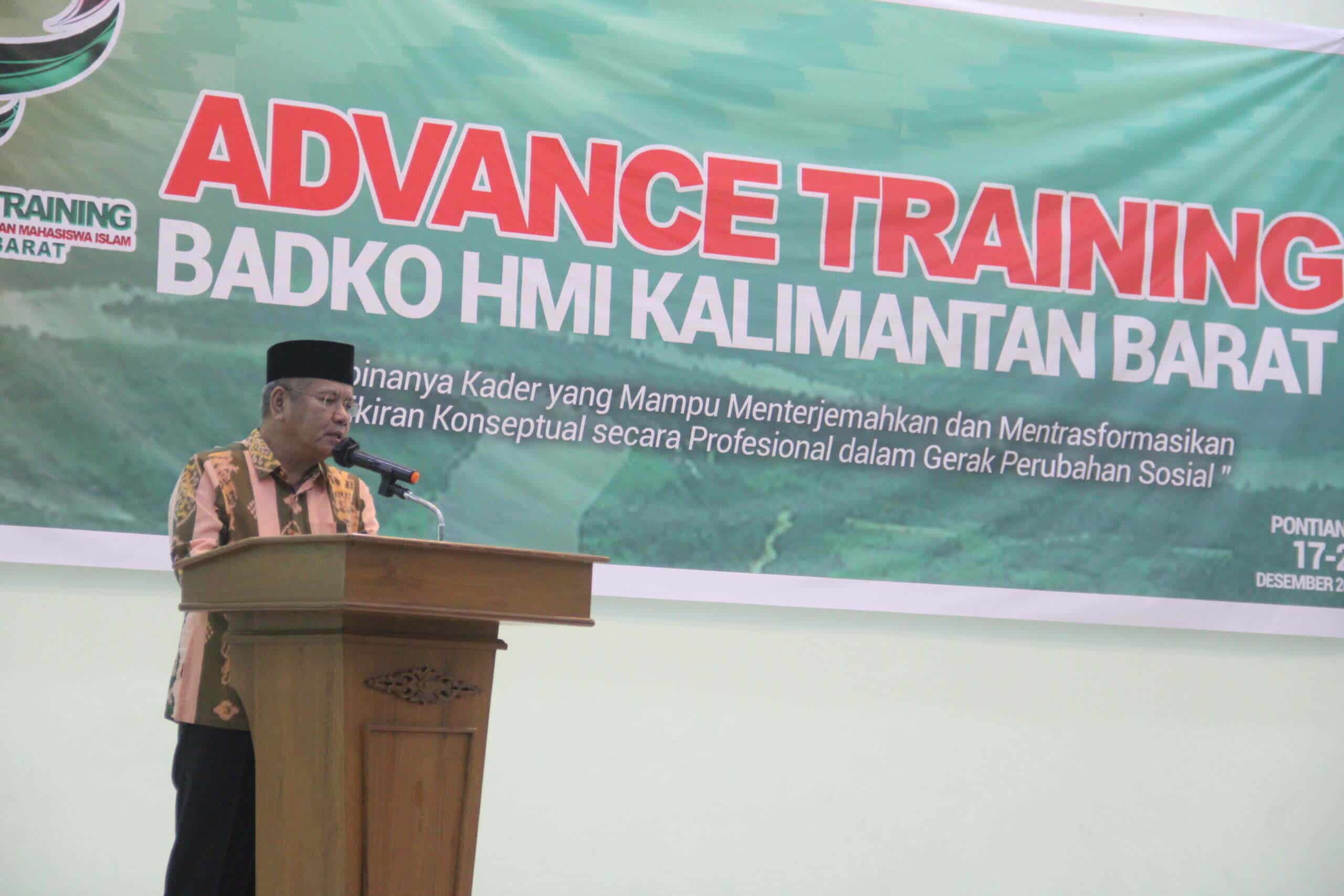 Sekda Kalbar, Harisson memberikan kata sambutan dalam acara Advance Training Latihan Kader III (LK-3) yang diselenggarakan Badko HMI Kalbar, di Aula Dinas Pendidikan dan Kebudayaan Provinsi Kalbar, Sabtu (17/12/2022). (Foto: Biro Adpim For KalbarOnline.com)