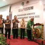 Sekda Kalbar, Harisson membuka kegiatan Simposium Penghargaan Sekolah Adiwiyata se-Kalimantan Barat Tahun 2022, di Hotel Mercure Pontianak, Jumat (09/12/2022). (Foto: Biro Adpim Pemprov Kalbar For KalbarOnline.com)