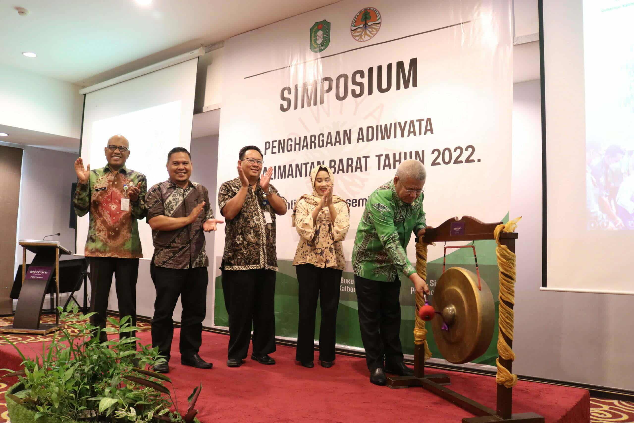 Sekda Kalbar, Harisson membuka kegiatan Simposium Penghargaan Sekolah Adiwiyata se-Kalimantan Barat Tahun 2022, di Hotel Mercure Pontianak, Jumat (09/12/2022). (Foto: Biro Adpim Pemprov Kalbar For KalbarOnline.com)