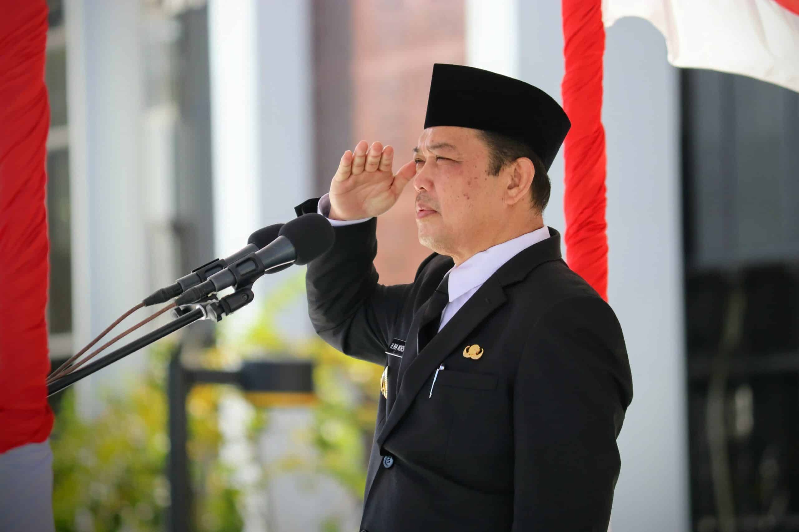Wagub Kalbar, Ria Norsan menjadi inspektur upacara pada peringatan Hari Bela Negara yang ke-74 tahun 2022, di Halaman Kantor Gubernur Kalimantan Barat, Senin (19/12/2022). (Foto: Biro Adpim For KalbarOnline.com)