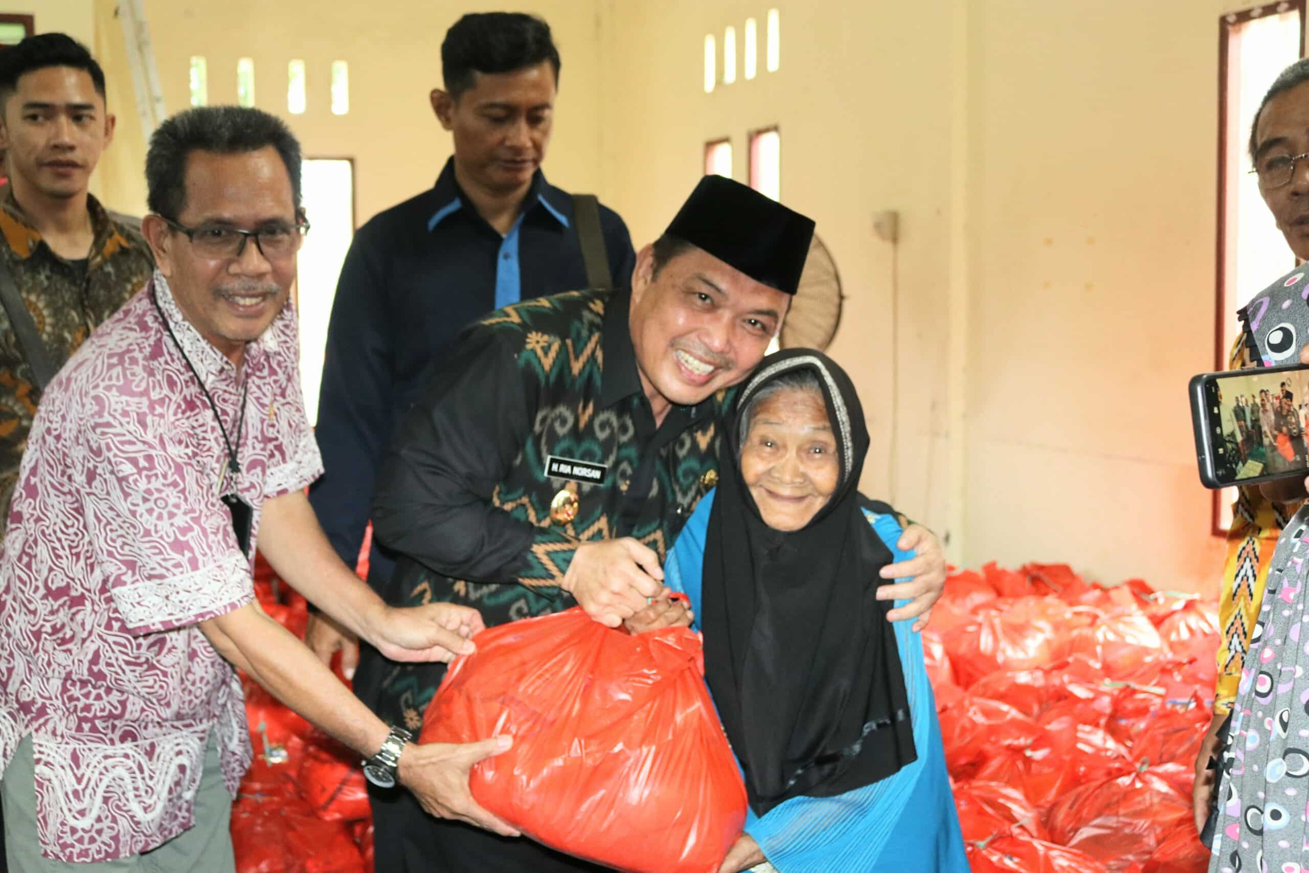 Wagub Kalbar, Ria Norsan menyerahkan 1.300 paket bahan pangan atau sembako secara simbolis kepada masyarakat di 3 kecamatan di Kabupaten Mempawah, Jumat (23/12/2022). (Foto: Biro Adpim For KalbarOnline.com)