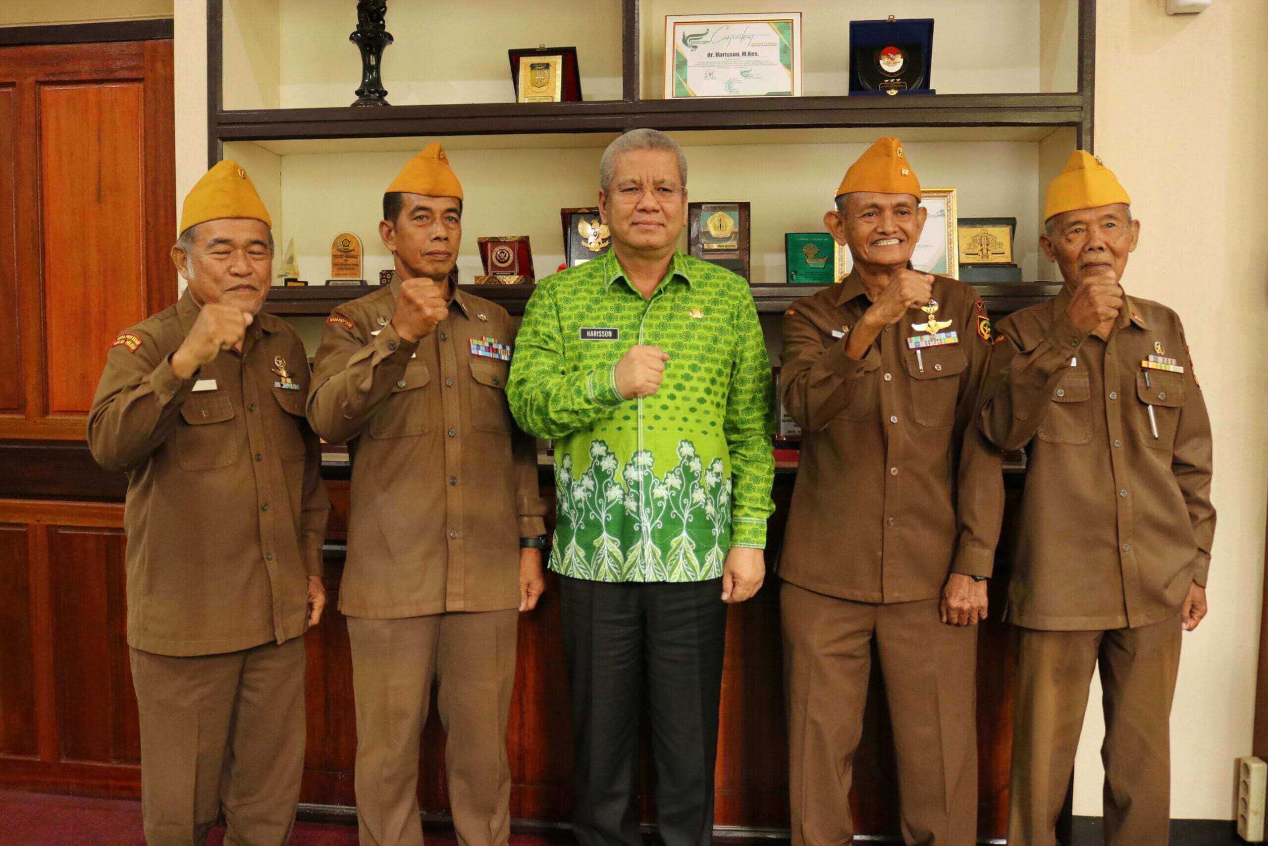 Sekda Kalbar, Harisson foto bersama para pengurus Legiun Veteran Republik Indonesia (LVRI) Provinsi Kalbar, di ruang kerjanya, Kamis (29/12/2022). (Foto: Biro Adpim For KalbarOnline.com)