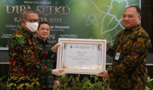 Gubernur Kalimantan Barat, Sutarmidji menyerahkan secara simbolis Dipa tahun anggaran 2023 kepada 14 Satuan Kerja Kementerian/Lembaga. (Foto: Biro Adpim Pemprov Kalbar For KalbarOnline.com)