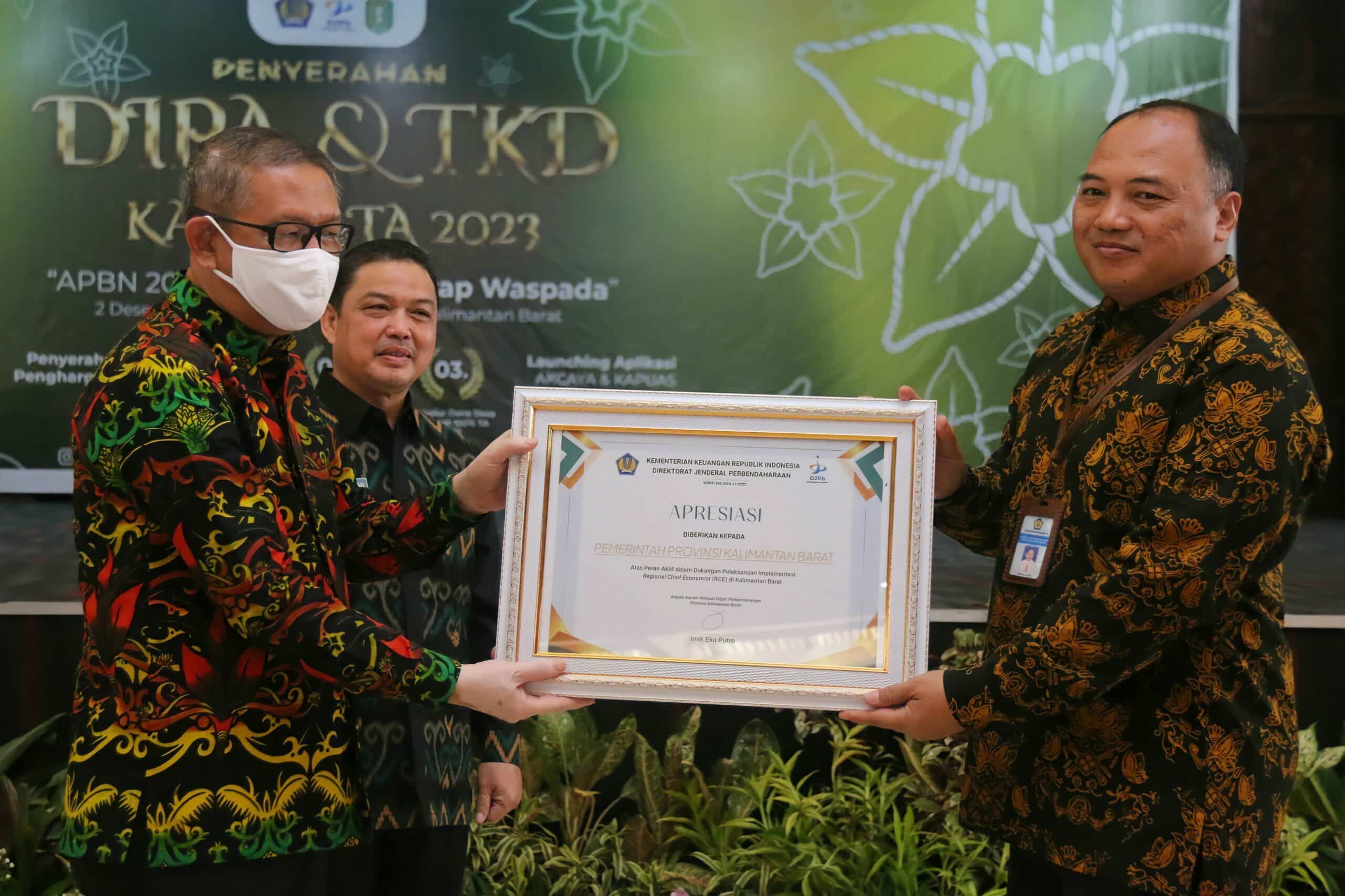 Gubernur Kalimantan Barat, Sutarmidji menyerahkan secara simbolis Dipa tahun anggaran 2023 kepada 14 Satuan Kerja Kementerian/Lembaga. (Foto: Biro Adpim Pemprov Kalbar For KalbarOnline.com)