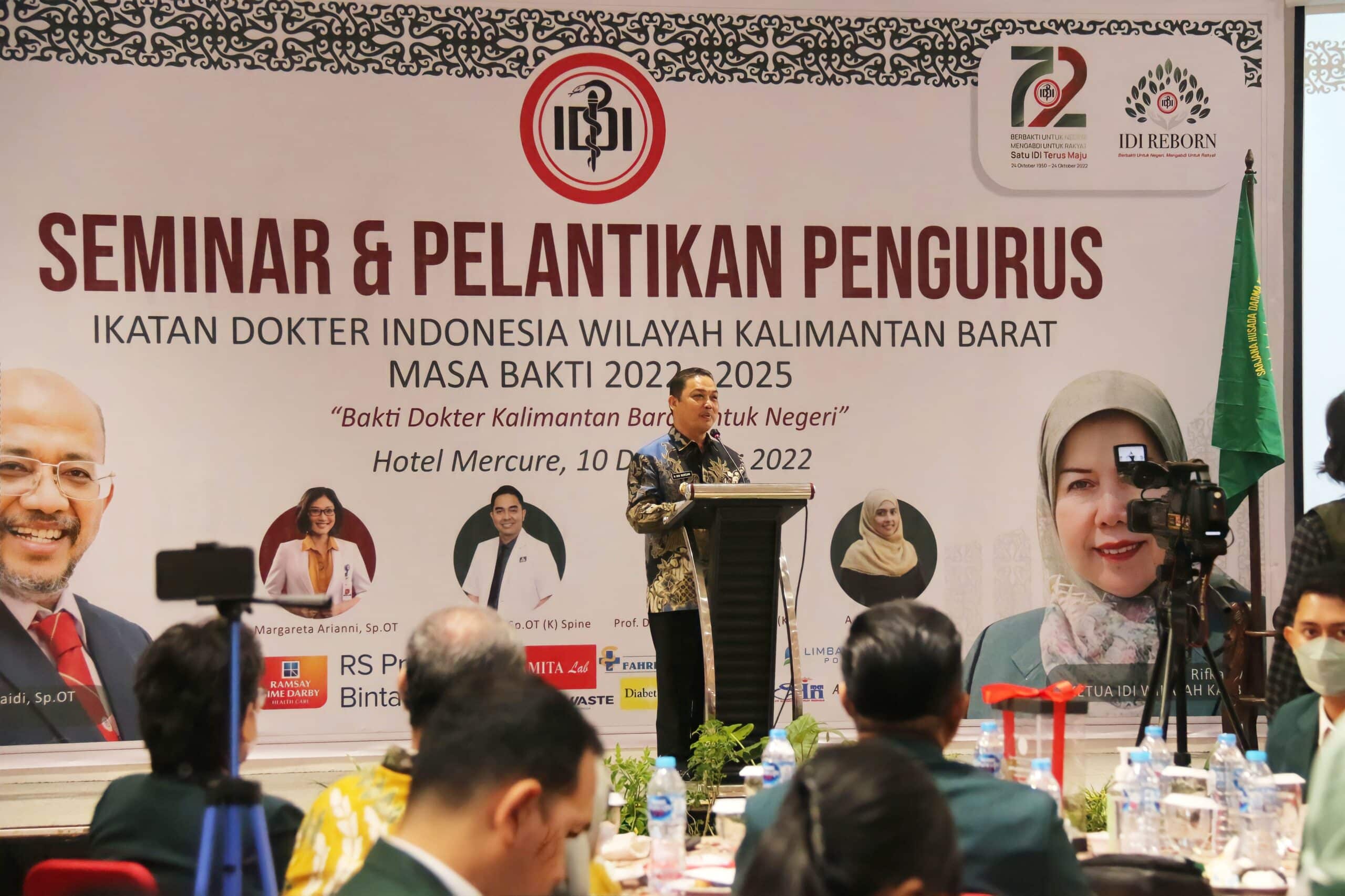 Wakil Gubernur Kalbar, Ria Norsan memberikan kata sambutan dalam acara pelantikan pengurus Ikatan Dokter Indonesia (IDI) wilayah Kalbar periode 2022 - 2025, di Hotel Mercure Pontianak, Sabtu (10/12/2022). (Foto: Biro Adpim Pemprov Kalbar For KalbarOnline.com)