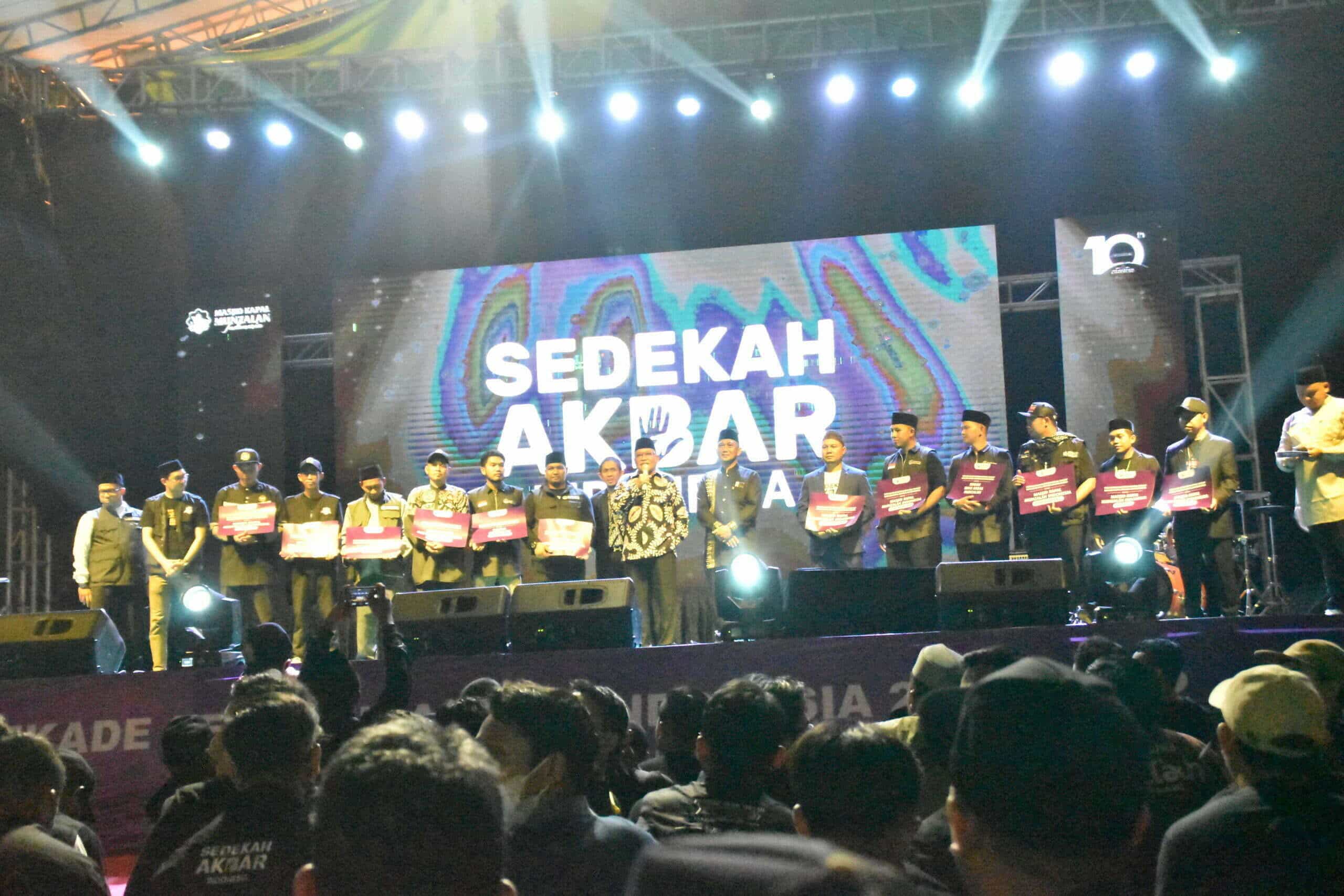 Acara "Sedekah Akbar Indonesia" di Masjid Raya Mujahidin, Minggu (18/12/2022) malam. (Foto: Biro Adpim For KalbarOnline.com)