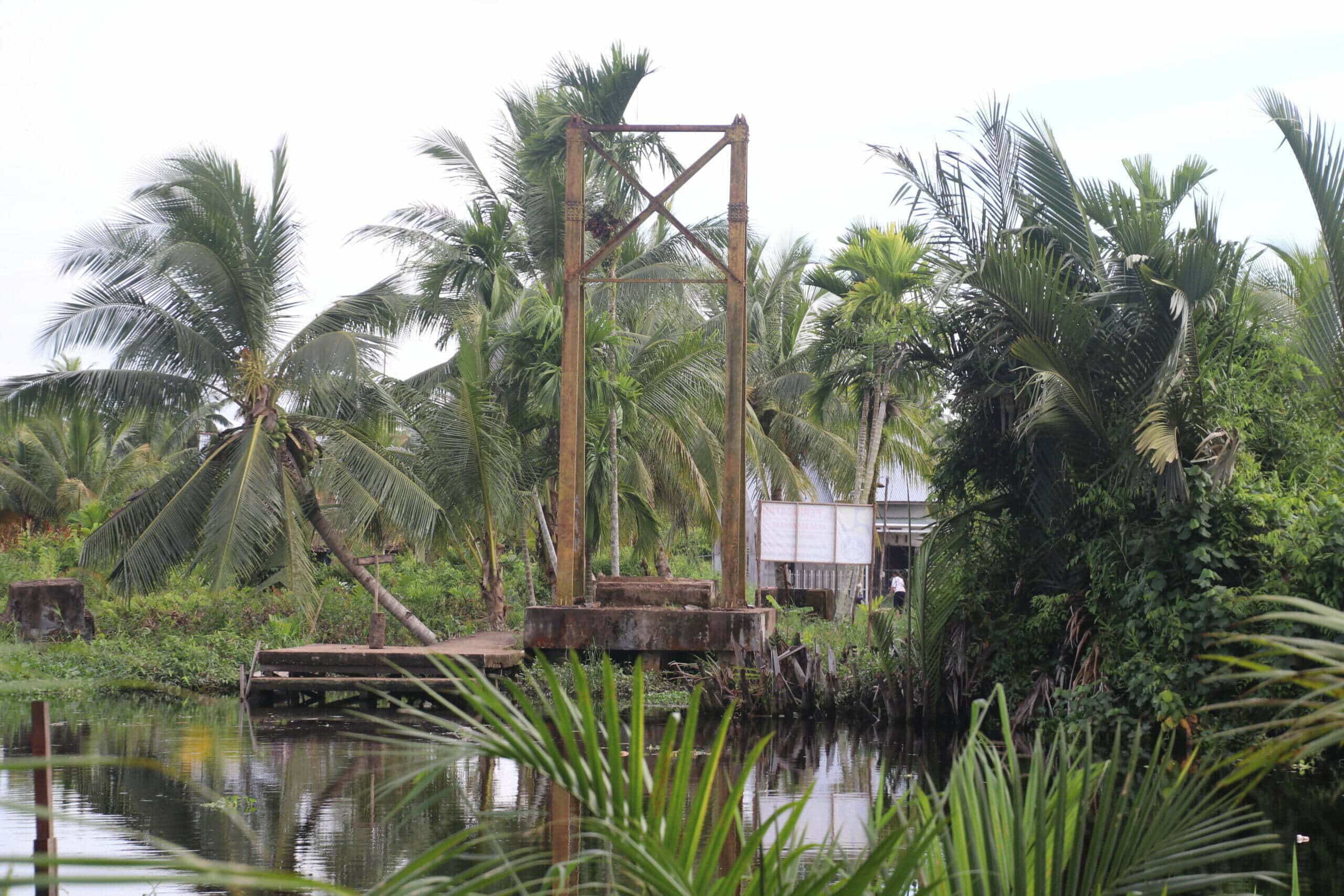 Kondisi jembatan gantung yang roboh di Desa Peniti Besar, Kecamatan Segedong, Kabupaten Mempawah. (Foto: Biro Adpim For KalbarOnline.com)