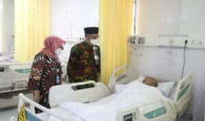 Gubernur Kalimantan Barat, Sutarmidji didampingi istri mengunjungi pasien pasca operasi bedah jantung terbuka di Rumah Sakit Umum Daerah (RSUD) dr. Soedarso Pontianak, Jumat (02/12/2022). (Foto: Biro Adpim Pemprov Kalbar For KalbarOnline.com)