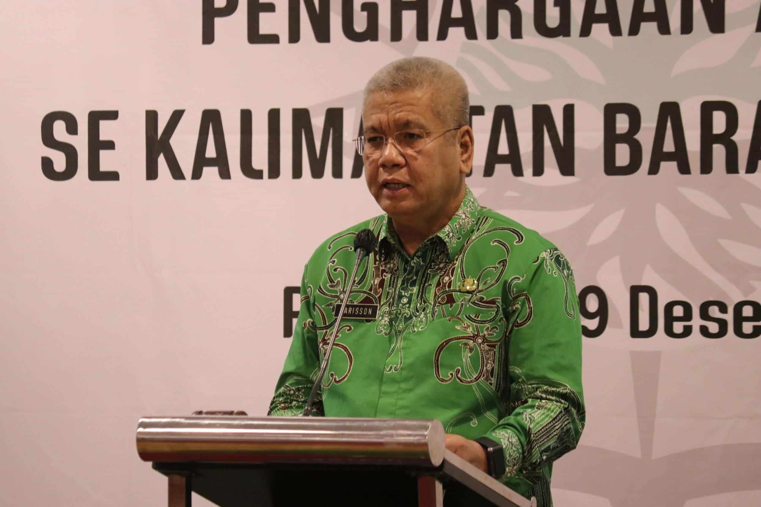 Sekda Kalbar, Harisson memberikan kata sambutan pada kegiatan Simposium Penghargaan Sekolah Adiwiyata se-Kalimantan Barat Tahun 2022, di Hotel Mercure Pontianak, Jumat (09/12/2022). (Foto: Biro Adpim Pemprov Kalbar For KalbarOnline.com)
