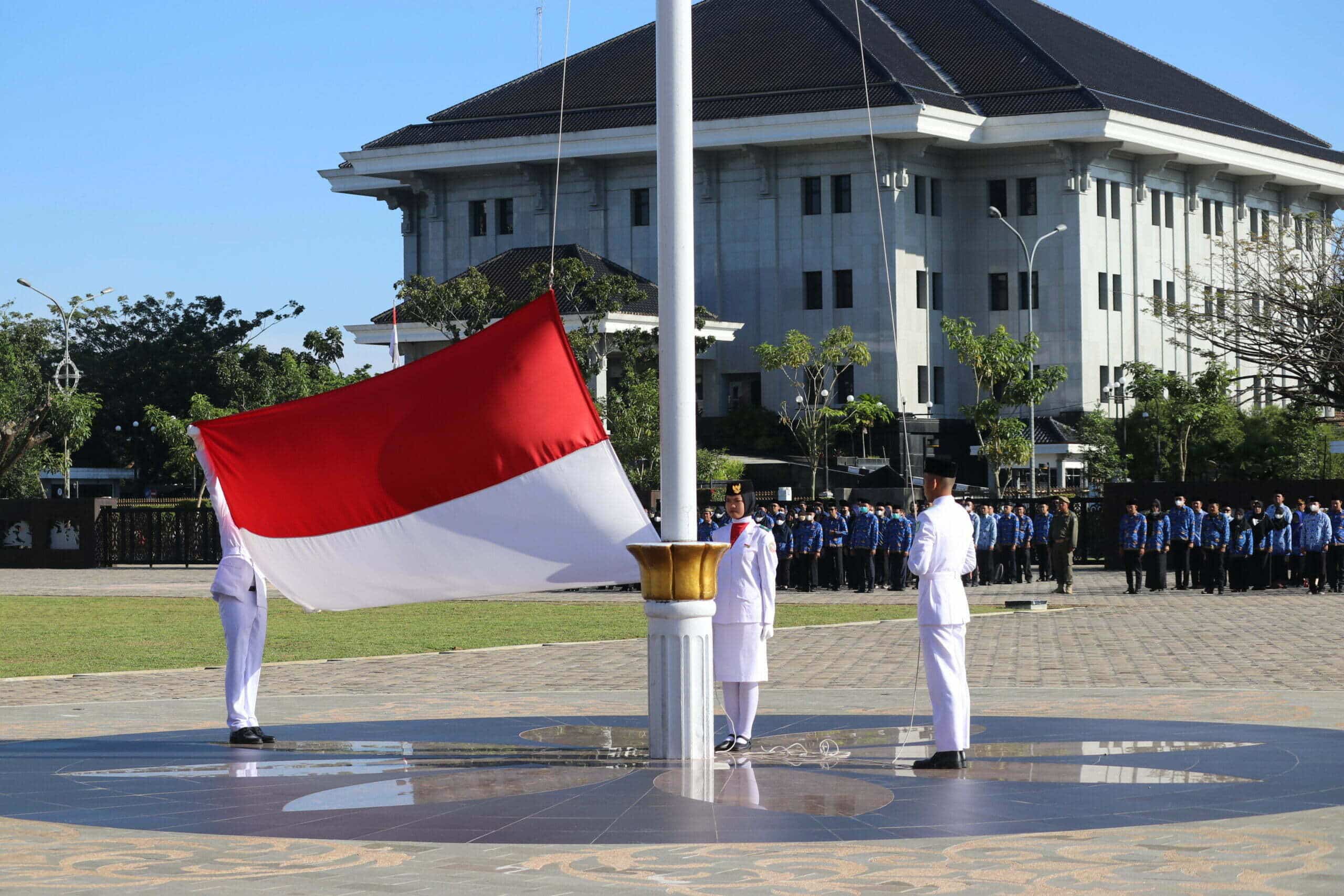 Prosesi upacara peringatan Hari Bela Negara yang ke-74 tahun 2022, di Halaman Kantor Gubernur Kalimantan Barat, Senin (19/12/2022). (Foto: Biro Adpim For KalbarOnline.com)