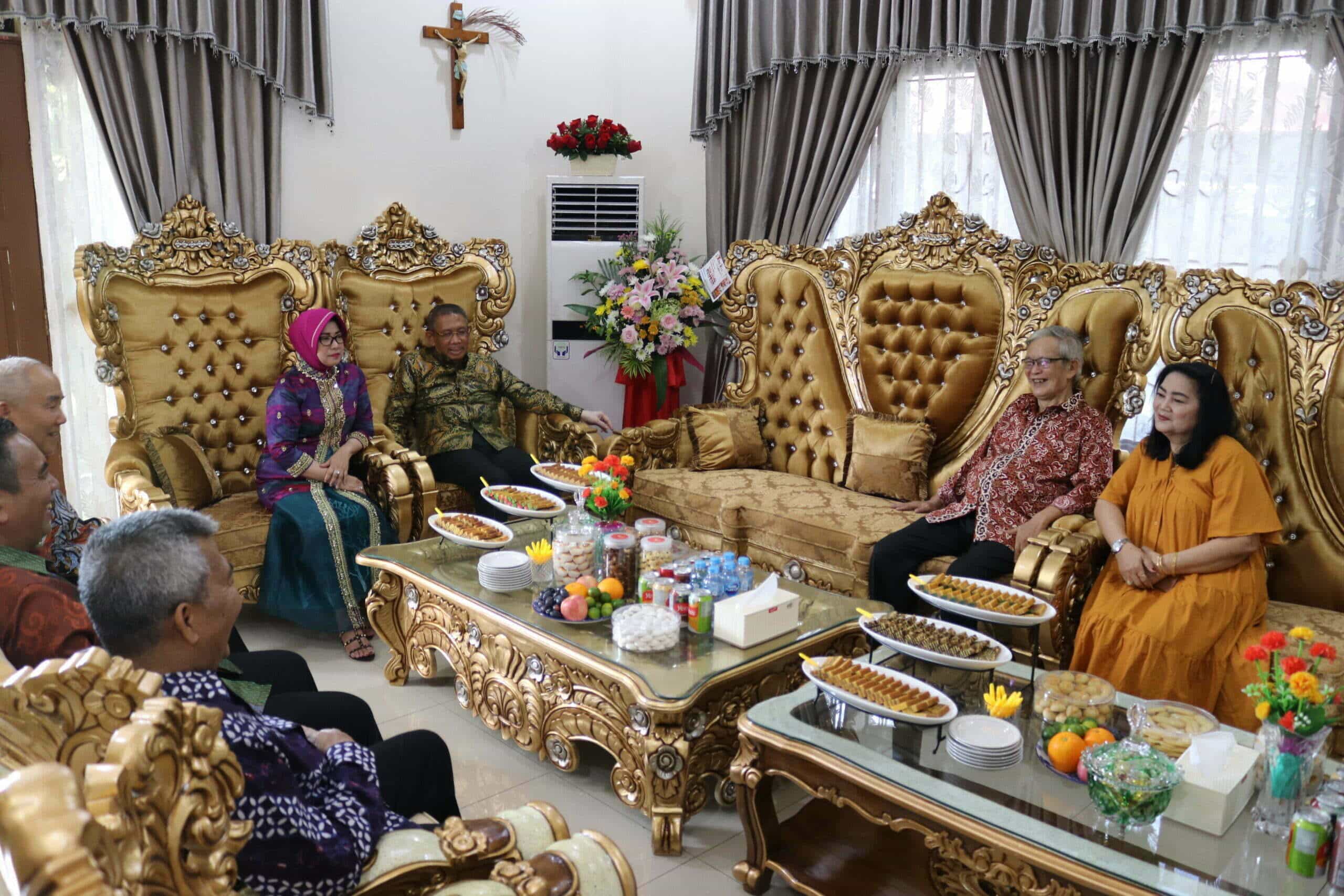 Gubernur Kalbar, Sutarmidji dan rombongan bersilaturahmi ke kediaman Ketua DPRD Kalbar, M Kebing. (Foto: Biro Adpim For KalbarOnline.com)
