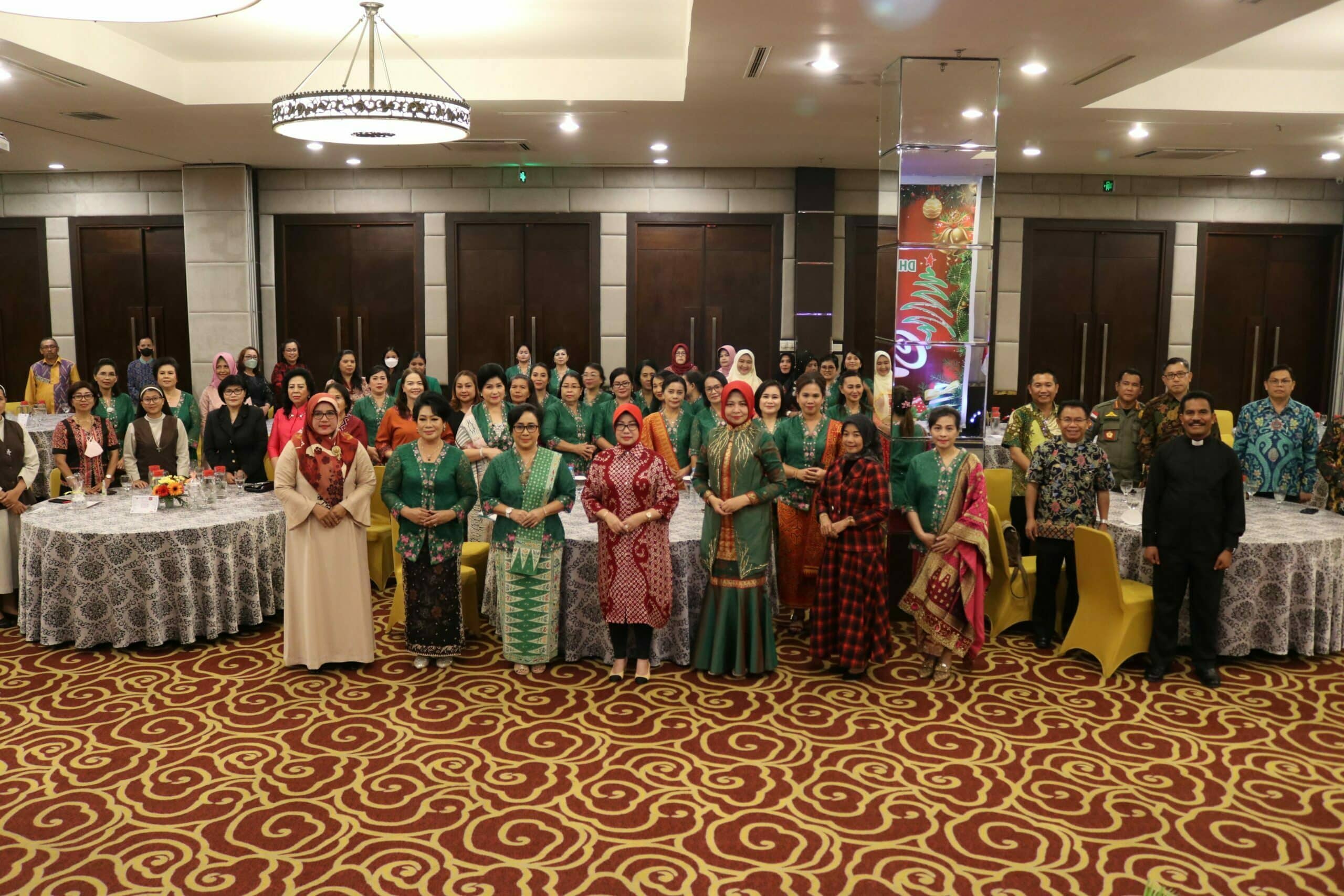 Penasehat Dharma Wanita Persatuan (DWP) Provinsi Kalbar, Lismaryani foto bersama dalam momen "Perayaan Natal Bersama Dharma Wanita Persatuan Provinsi Kalbar", di Mercure Hotel Pontianak, Kamis (29/12/2022). (Foto: Biro Adpim For KalbarOnline.com)