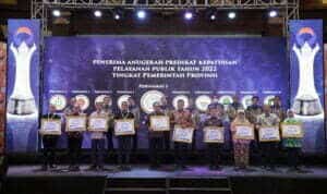 Penyerahan penghargaan dari Ombudsman RI terkait Penilaian Kepatuhan Standar Pelayanan Publik Tahun 2022, di Hotel Bidakara, Jakarta Selatan, Kamis (22/12/2022). (Foto: Biro Adpim For KalbarOnline.com)