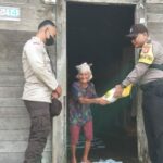 Polsek Embaloh Hilir jajaran Polres Kapuas Hulu menyalurkan bantuan sembako kepada masyarakat terdampak banjir, di Kecamatan Embaloh Hilir, Rabu (30/11/2022). (Foto: Ishaq)