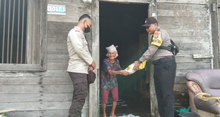 Polsek Embaloh Hilir jajaran Polres Kapuas Hulu menyalurkan bantuan sembako kepada masyarakat terdampak banjir, di Kecamatan Embaloh Hilir, Rabu (30/11/2022). (Foto: Ishaq)