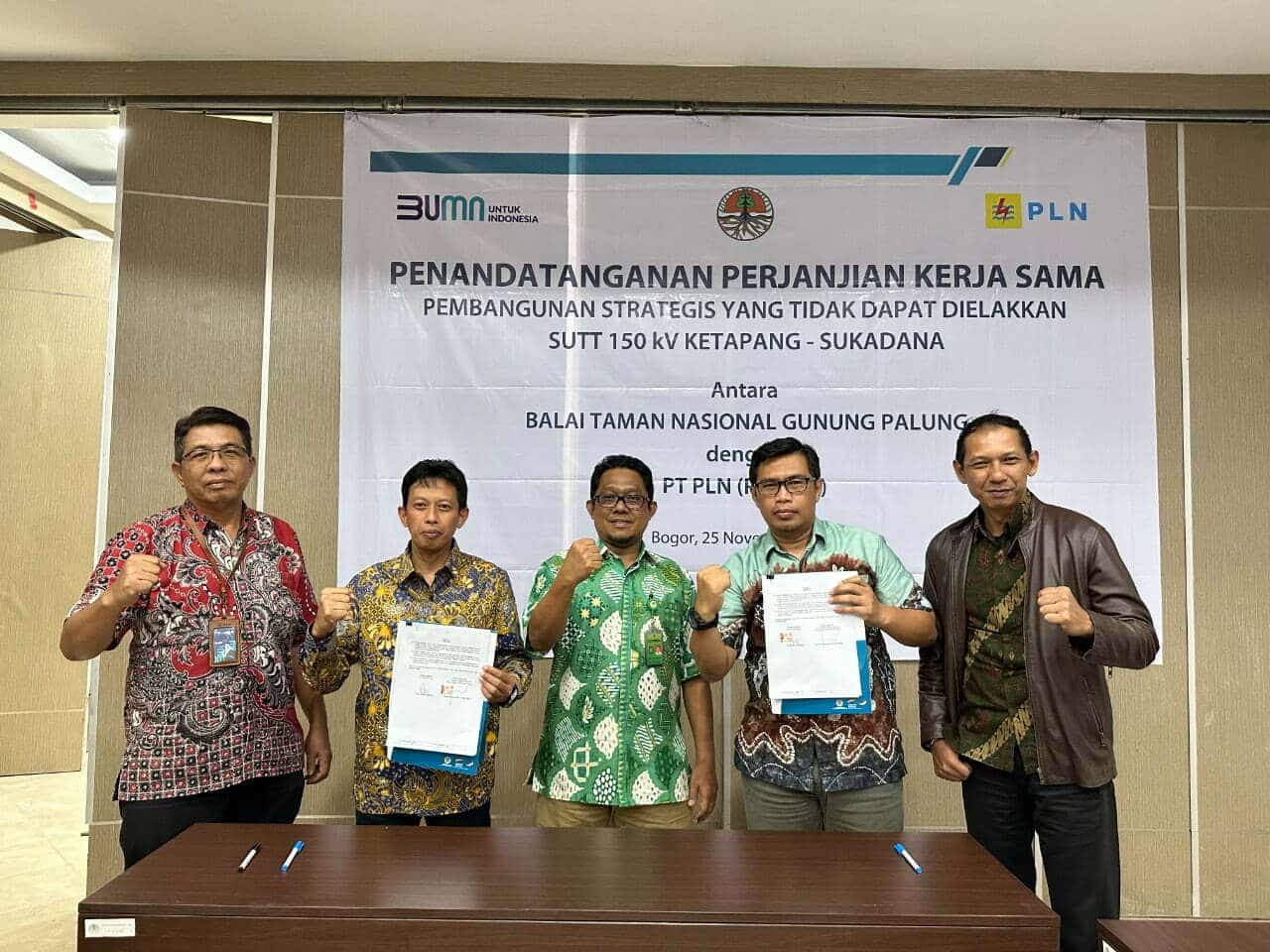 Foto bersama usai penandatanganan perjanjian kerja sama antara General Manager PLN UIKL Kalimantan bersama Kepala Balai TN Gunung Palung. (Foto: PLN For KalbarOnline.com)