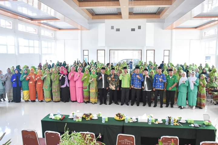 Wakil Bupati Ketapang, Farhan, foto bersama peserta Konferensi Cabang III Pimpinan Cabang Muslimat Nahdlatul Ulama Kabupaten Ketapang, di Gedung Pancasila Ketapang. (Foto: Adi LC)