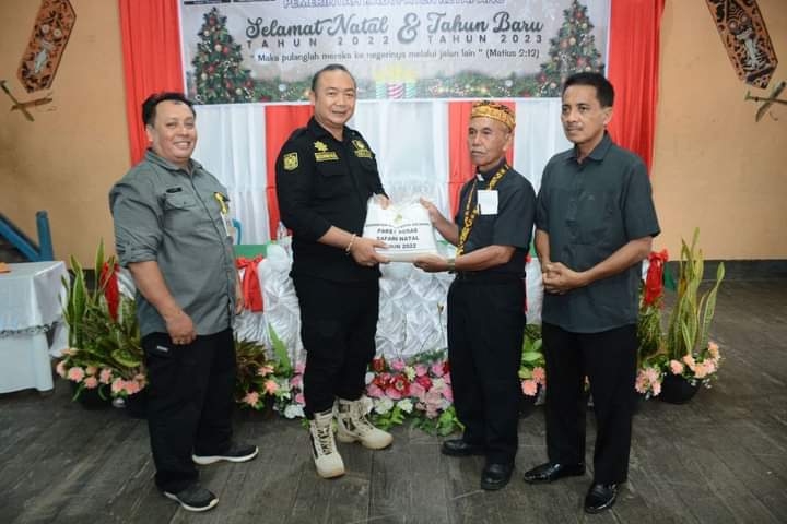Sekda Ketapang, Alexander Wilyo menyerahkan langsung paket Natal saat kegiatan Safari Natal di Kecamatan Tumbang Titi, Kamis (01/12/2022). (Foto: Adi LC)