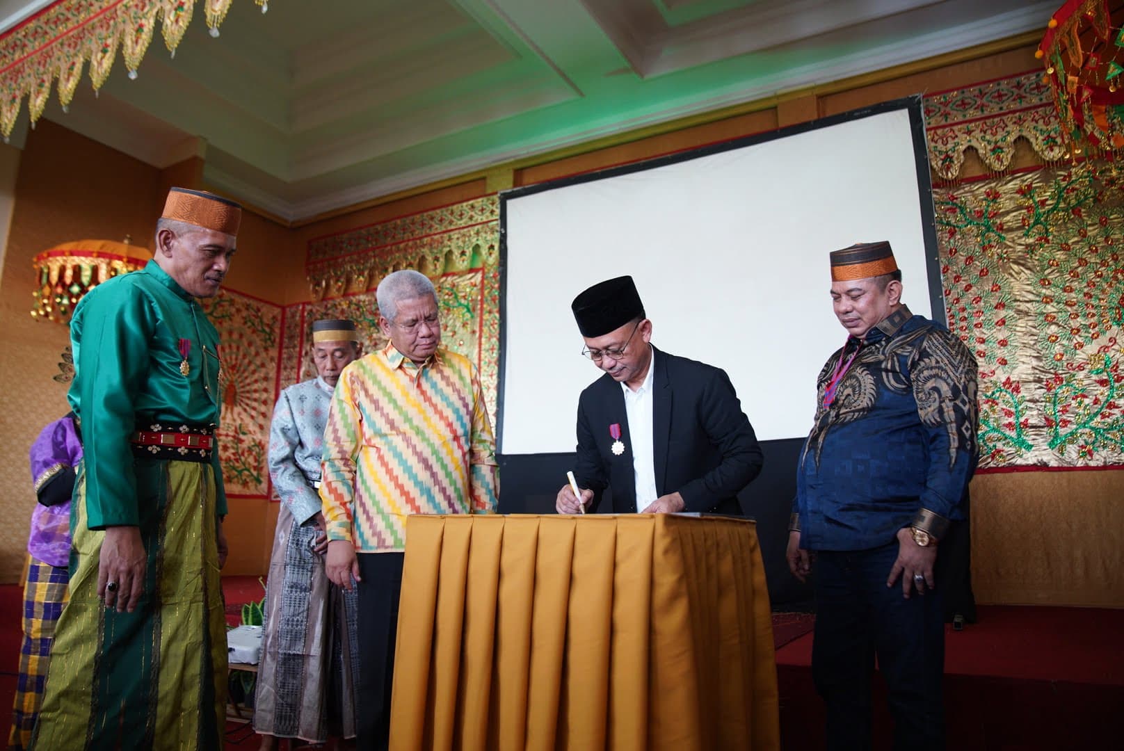Wali Kota Pontianak, Edi Rusdi Kamtono meresmikan Rumah Adat Bugis "Saoraja Aliri Mpero" dengan menandatangani prasasti. (Foto: Prokopim Pemkot Pontianak For KalbarOnline.com)