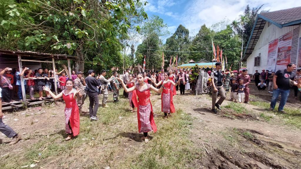 Tarian khas kebudayaan mengiringi prosesi peresmin pembukaan Festival Seni Budaya dan Adat Istiadat Dayak Kantuk Kabupaten Kapuas Hulu Tahun 2022. (Foto: Ishaq)