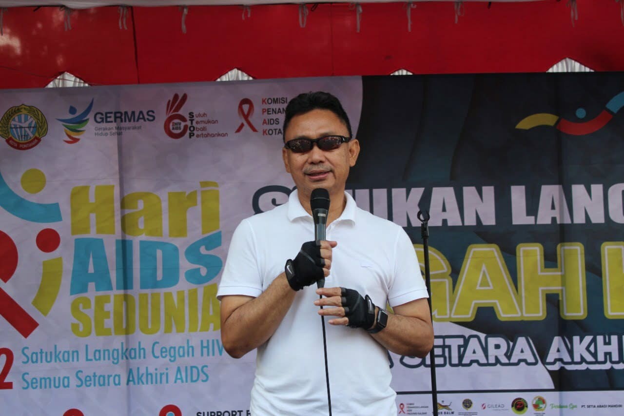Wali Kota Pontianak, Edi Rusdi Kamtono memberikan sambutan pada Peringatan Hari AIDS Sedunia di halaman PMI Kota Pontianak. (Foto: Prokopim Pemkot Pontianak For KalbarOnline.com)