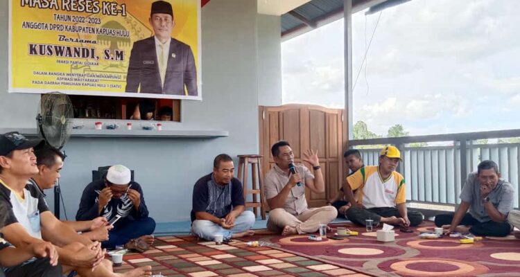 Ketua DPRD Kabupaten Kapuas Hulu, Kuswandi melakukan masa reses ke satu di daerah pemilihannya Kapuas Hulu satu (dapil 1), pada Minggu (04/12/2022). (Foto: Ishaq)