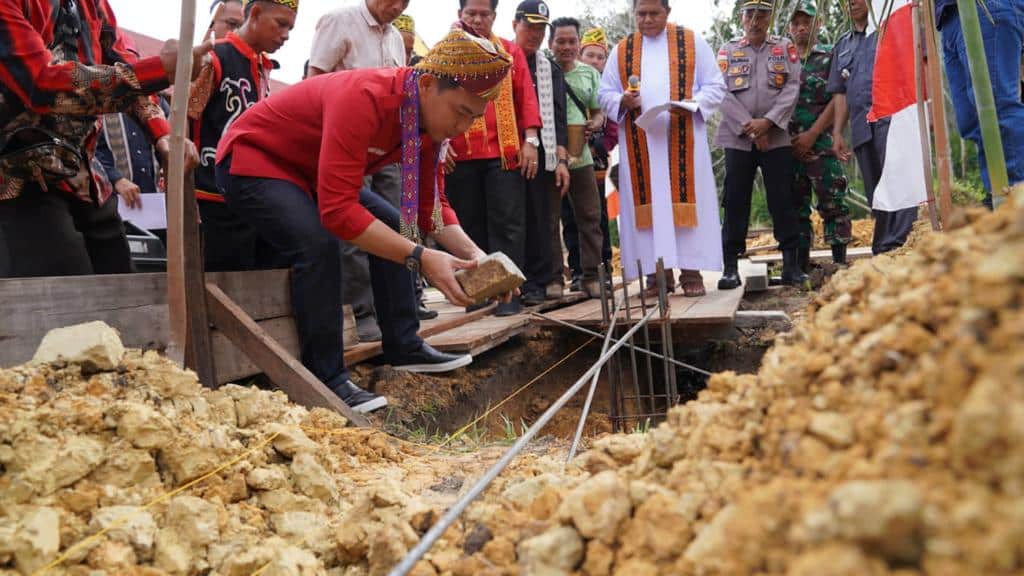 Bupati Kapuas Hulu, Fransiskus Diaan meletakkan batu pertama pembangunan Pastoran Paroki Santo Martinus Benua Martinus. (Foto: Ishaq)