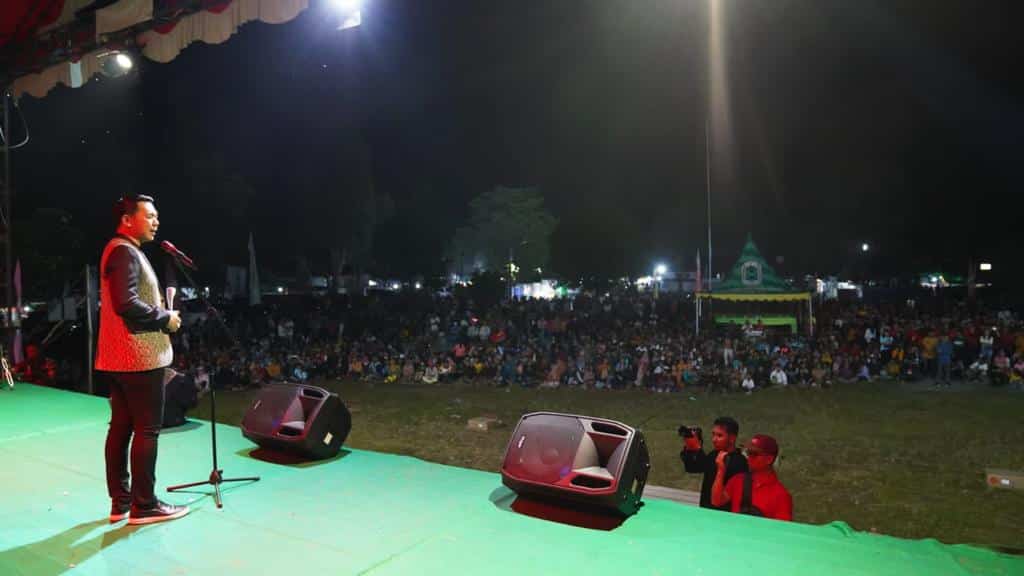 Bupati Kapuas Hulu, Fransiskus Diaan menyampaikan kata sambutan pada penutupan Festival Taman Nasional Danau Sentarum (FTNDS), Minggu (04/12/2022). (Foto: Ishaq)