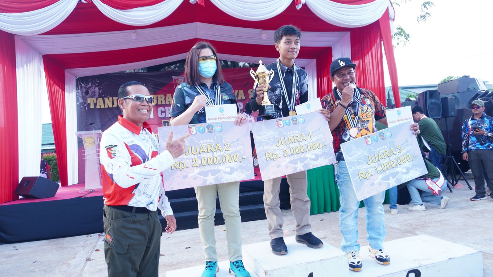 Muhammad Arvin Rajendra Hafizh menerima tiga trofi di Kejurnas Menembak Tanjungpura Open Championship. (Foto: Jauhari)