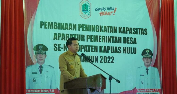 Bupati Kapuas Hulu, Fransiskus Diaan membuka kegiatan Peningkatan Kapasitas Aparatur Desa dalam Penyelenggaraan Pemerintah Desa, Selasa (06/12/2022). (Foto: Ishaq)