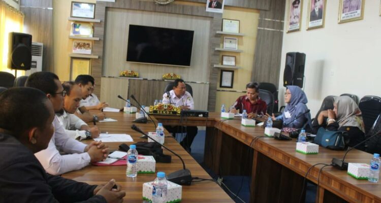 Sekda Kapuas Hulu, Mohd Zaini berdialog dengan tim organisasi riset pertanian dan pangan nasional dan Provinsi Kalbar, di Ruang Rapat Bupati Kabupaten Kapuas Hulu, Rabu (07/12/2022). (Foto: Ishaq)